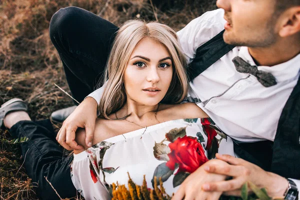 Casal amoroso em passeio na paisagem montesa — Fotografia de Stock