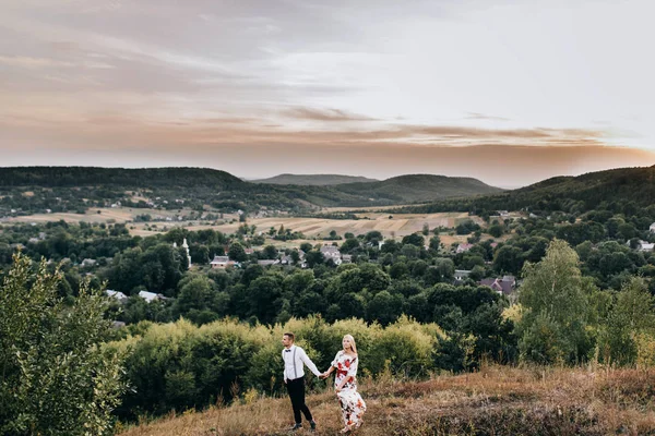 Casal amoroso em passeio na paisagem montesa — Fotografia de Stock
