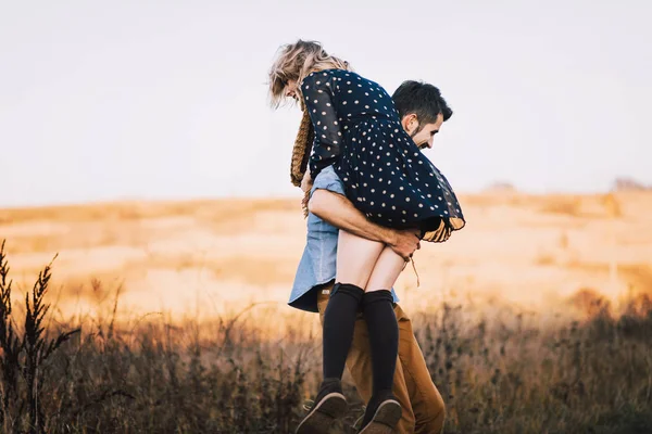 Casal abraçando no campo de trigo — Fotografia de Stock