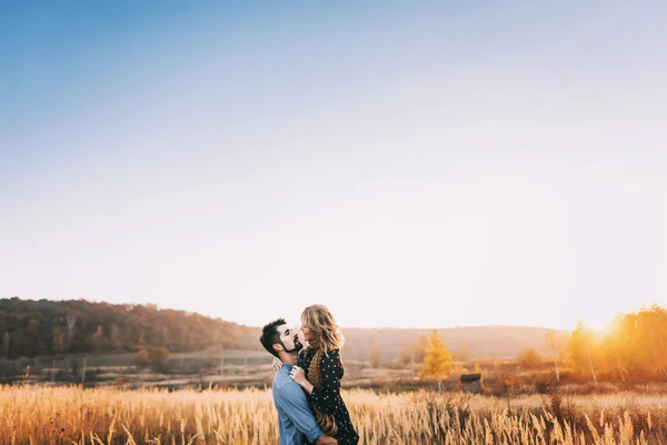 Casal abraçando no campo de trigo — Fotografia de Stock