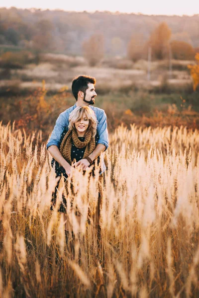 Pareja abrazando en campo de trigo — Foto de Stock