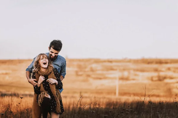 Pareja abrazando en campo de trigo —  Fotos de Stock