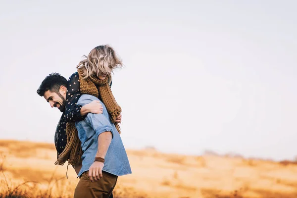 Casal abraçando no campo de trigo — Fotografia de Stock