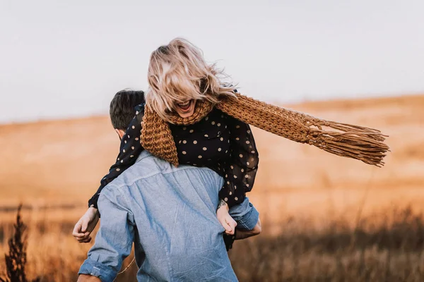 Couple embracing in wheat field — Stock Photo, Image