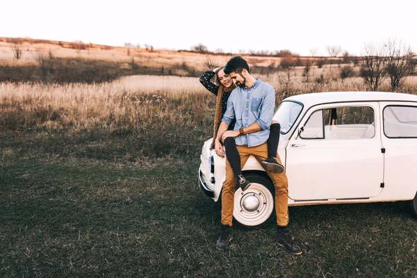 Casal de carro branco retro no campo — Fotografia de Stock