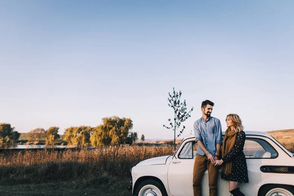 Casal de carro branco retro no campo — Fotografia de Stock