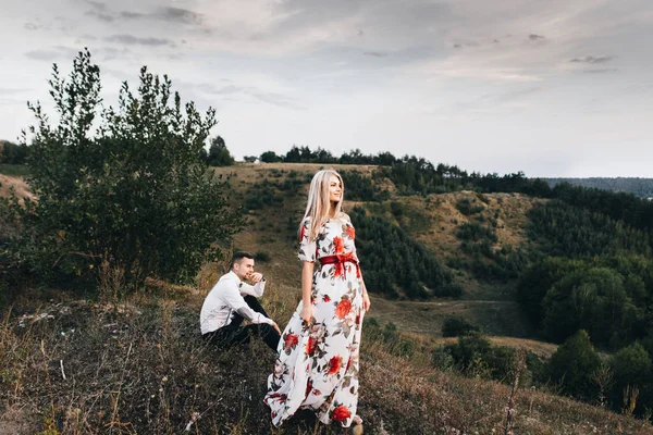 Älskande par på promenad i bergslandskap — Stockfoto