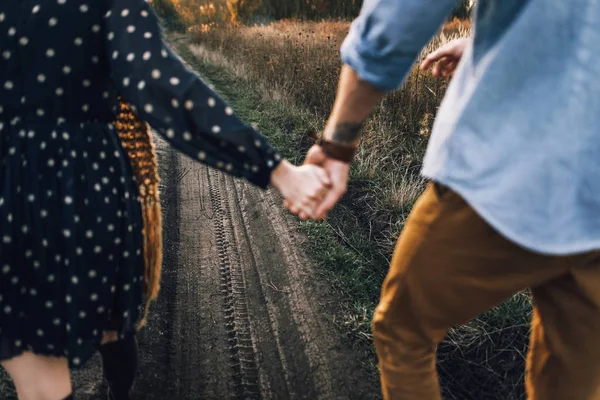 Unga anbud par hålla händerna — Stockfoto