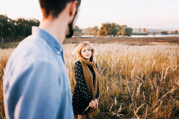 Couple embracing in wheat field — Stock Photo, Image