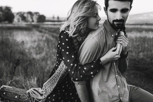 Casal abraçando no campo de trigo — Fotografia de Stock