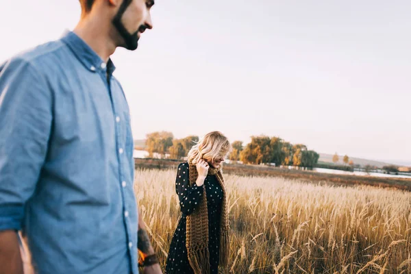 Pareja abrazando en campo de trigo — Foto de Stock