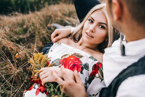 Casal amoroso em passeio na paisagem montesa — Fotografia de Stock