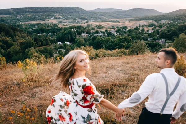 Älskande par på promenad i bergslandskap — Stockfoto