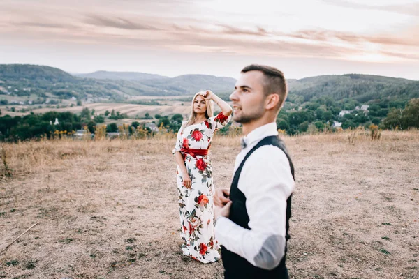 Casal amoroso em passeio na paisagem montesa — Fotografia de Stock