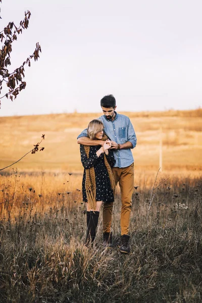 Casal abraçando no campo de trigo — Fotografia de Stock