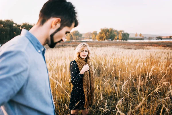 Пара обнимается на пшеничном поле — стоковое фото