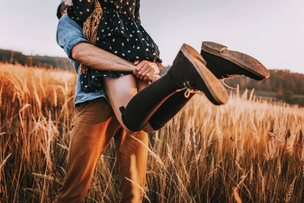 Casal abraçando no campo de trigo — Fotografia de Stock