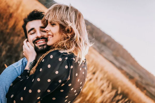 Couple embrassant dans le champ de blé — Photo