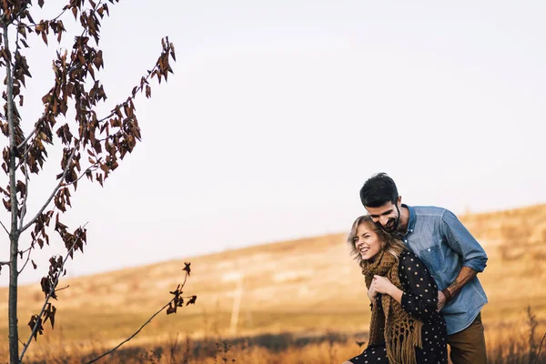 Casal abraçando no campo de trigo — Fotografia de Stock