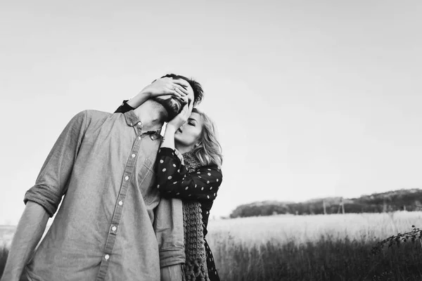 Casal abraçando no campo de trigo — Fotografia de Stock