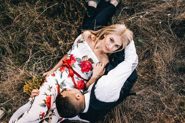 Casal amoroso em passeio na paisagem montesa — Fotografia de Stock