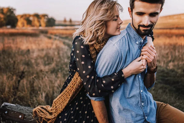 Couple embrassant dans le champ de blé — Photo