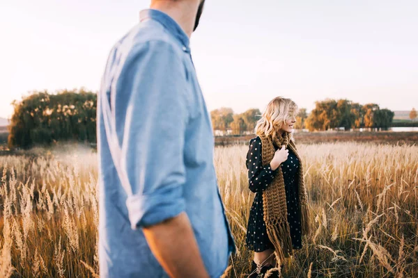 Couple embracing in wheat field — Stock Photo, Image