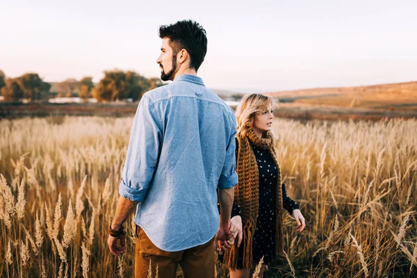 Couple embracing in wheat field — Stock Photo, Image