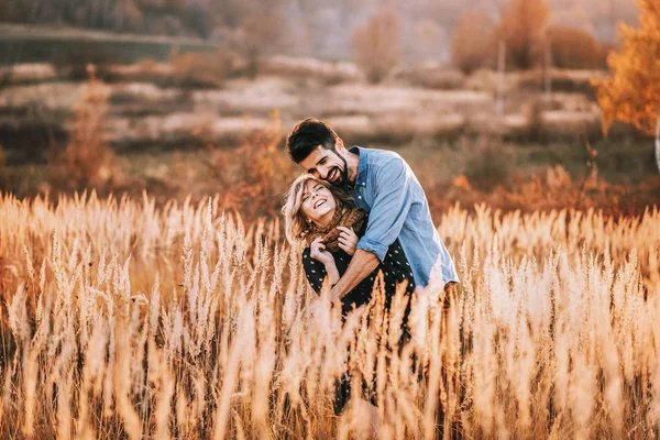 Pareja abrazando en campo de trigo — Foto de Stock