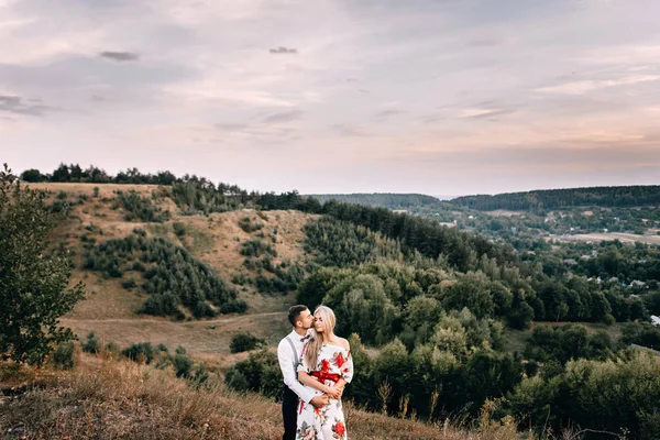 Casal amoroso em passeio na paisagem montesa — Fotografia de Stock