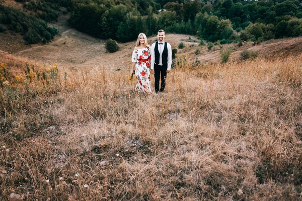 Pareja cariñosa a pie en el paisaje de montaña — Foto de Stock