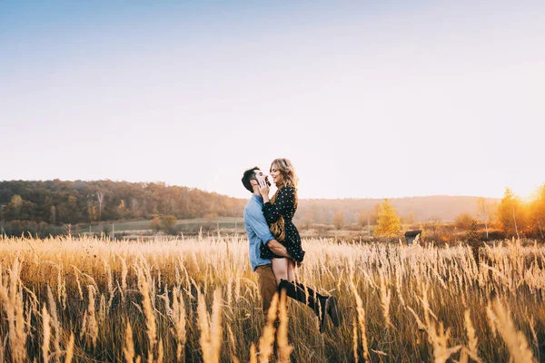 Pareja abrazando en campo de trigo — Foto de Stock