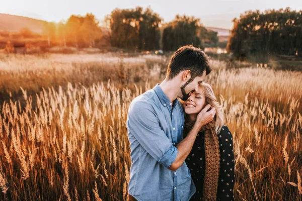 Pareja abrazando en campo de trigo —  Fotos de Stock