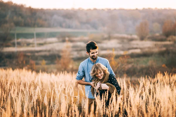 Para w polu pszenicy — Zdjęcie stockowe