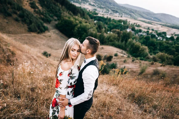 Seven çift dağ manzarası içinde yürüyüş