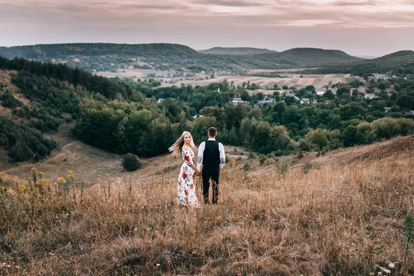 Casal amoroso em passeio na paisagem montesa — Fotografia de Stock