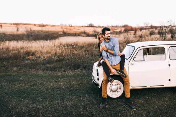 Casal de carro branco retro no campo — Fotografia de Stock