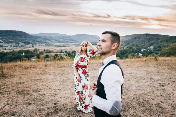 Älskande par på promenad i bergslandskap — Stockfoto