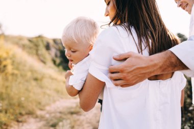 Genç aile çayırda yürüyüş