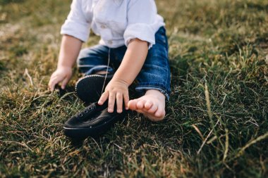 yüksek otların içinde küçük çocuk 