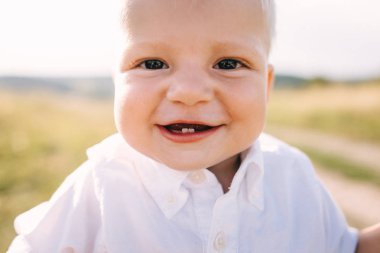 yüksek otların arasında dağlar içinde küçük çocuk