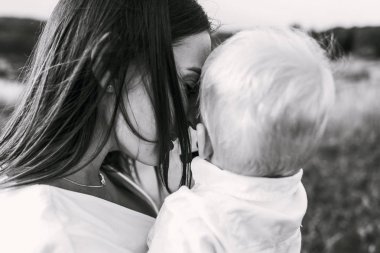 Çayırda oğlu olan genç güzel anne