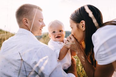 Genç aile çayırda yürüyüş