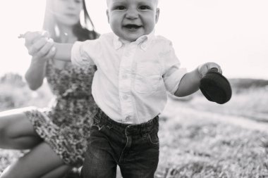 Çayırda oğlu olan genç güzel anne