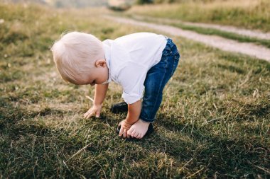 yüksek otların arasında dağlar içinde küçük çocuk