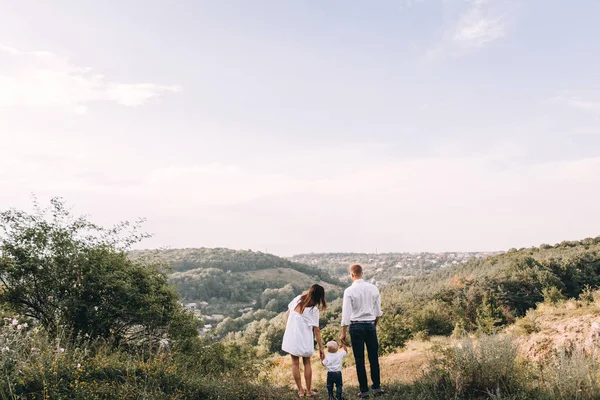 Young family walking in meadow — Stock Photo, Image