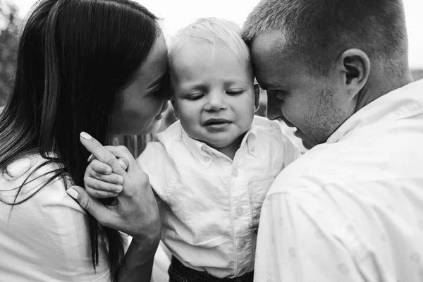 Giovane famiglia che cammina nel prato — Foto Stock