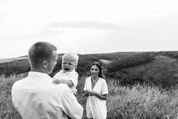 Giovane famiglia che cammina nel prato — Foto Stock