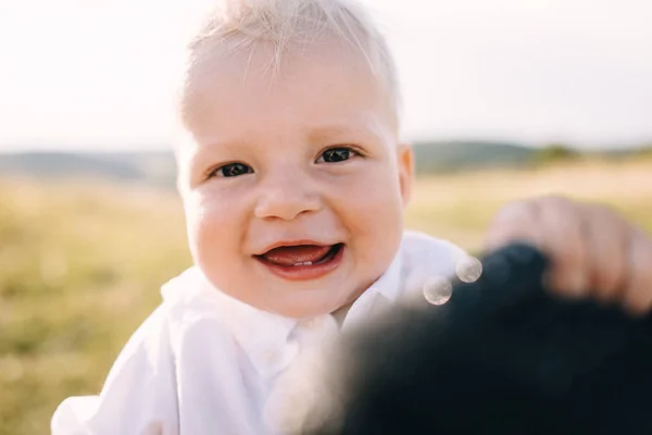 Kisfiú a magas fűben-hegység — Stock Fotó