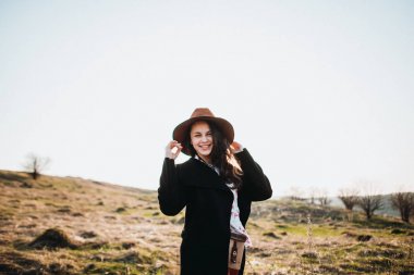 Dağlarda güzel kız yürüyor